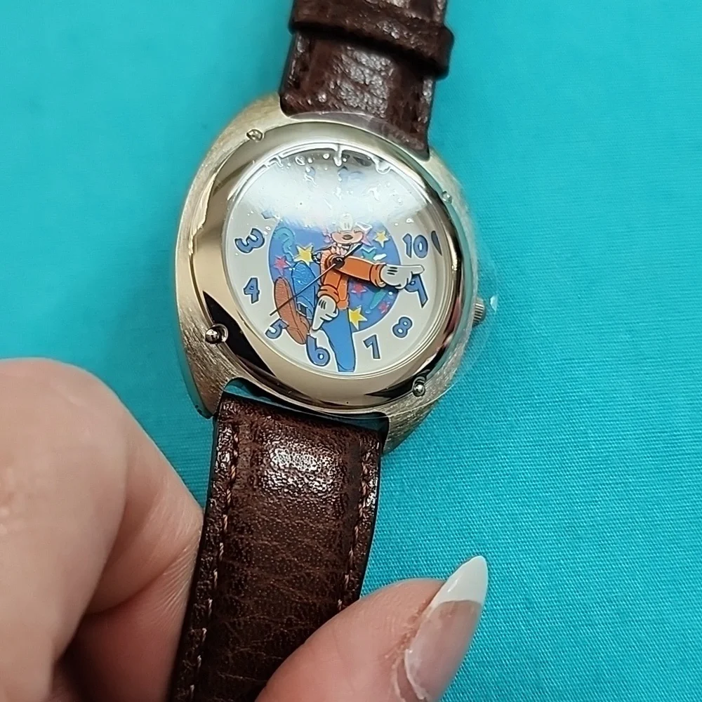 BNIB Rare Vintage Disney Backward Running Goofy Watch